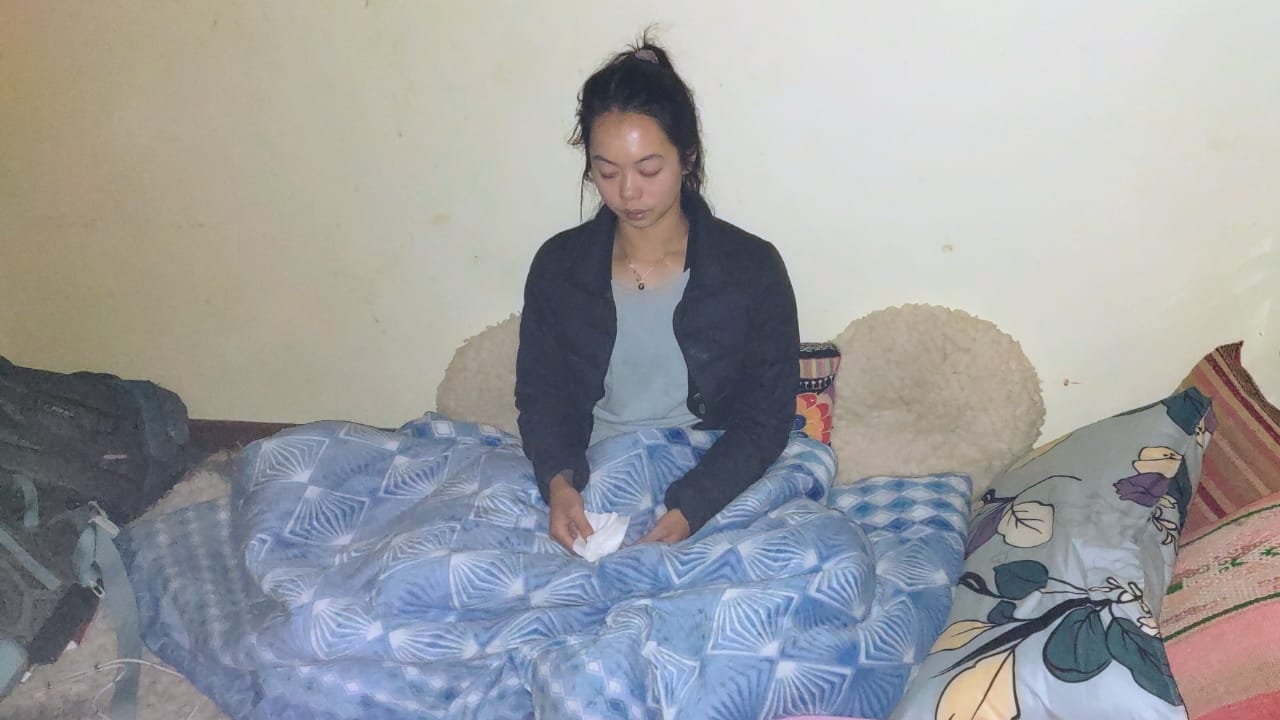 Chica en la cama con manta azul