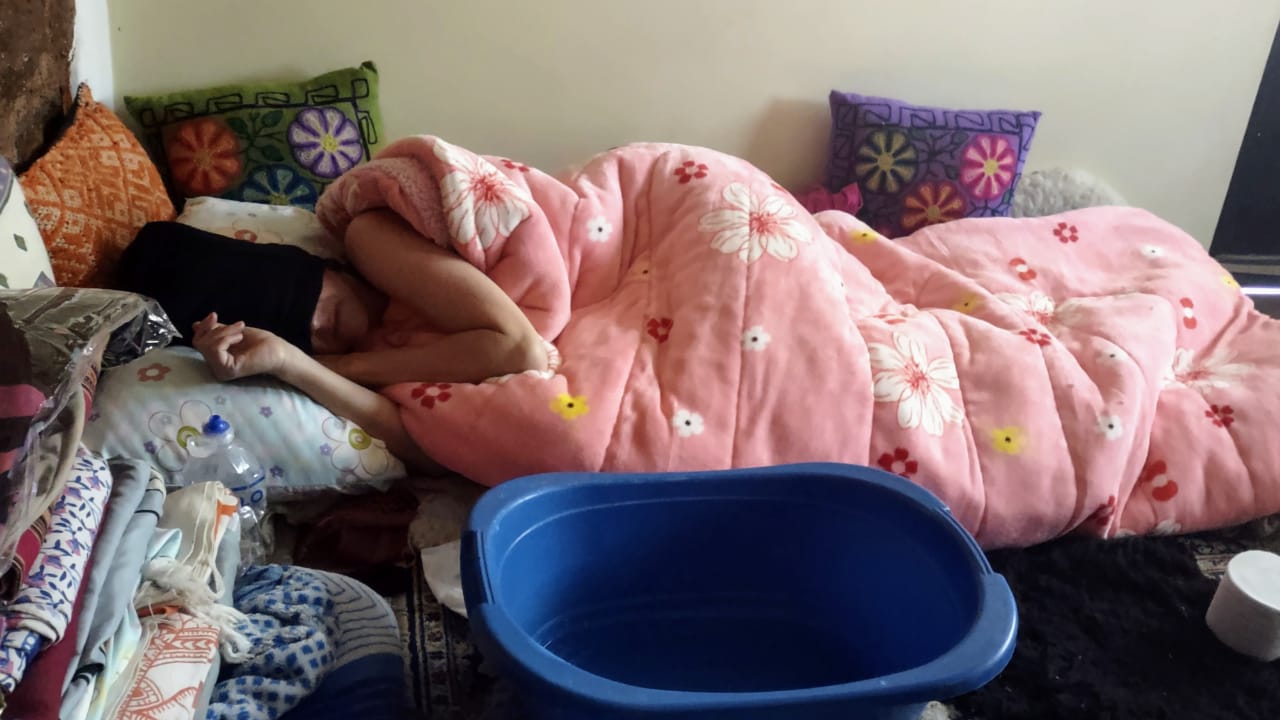 Chica en la cama con manta rosada